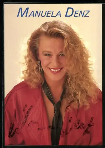 AK Musikerin Manuela Denz mit roter Lederjacke und schwarzer Krawatte