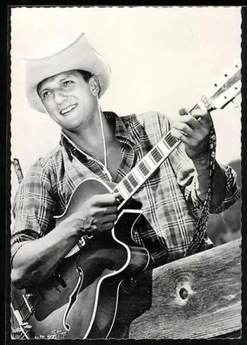 AK Musiker Martin Lauer mit Gitarre und Cowboyhut