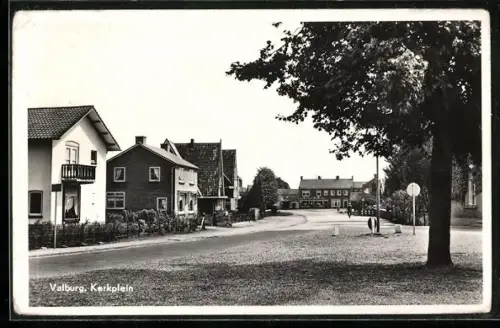 AK Valburg, Kerkplein