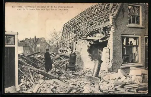 AK Zierikzee, De totaal vernielde woning in de St. Domusstraat waarin 3 menschen om het leven kwamen
