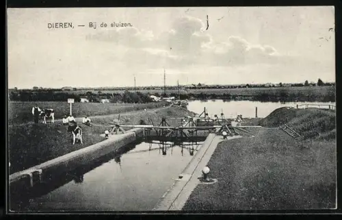 AK Dieren, Bij de sluizen