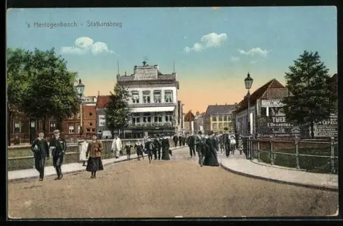 AK `s Hertogenbosch, Stationsbrug, Strassenpartie mit Brücke