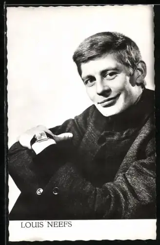 AK Musiker Louis Neefs mit verschränkten Armen in die Kamera lächelnd