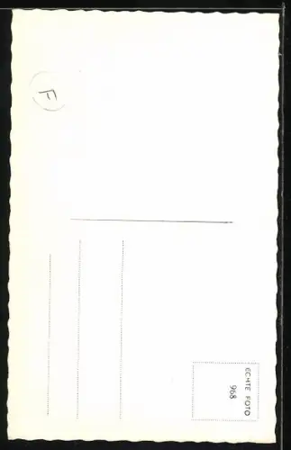 AK Musiker Louis Neefs mit verschränkten Armen in die Kamera lächelnd