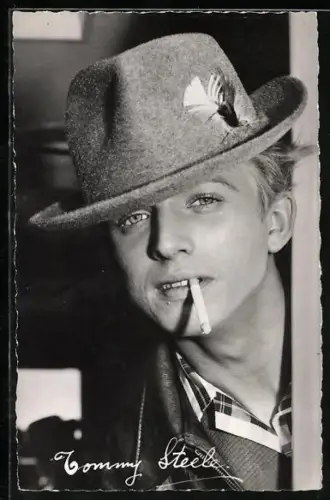 AK Musiker Tommy Steele mit Hut und Zigarette im Mund