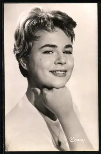 AK Musikerin Conny Froboess in die Kamera blickend