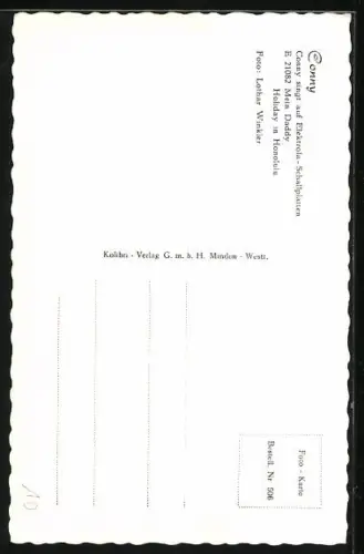 AK Musikerin Conny Froboess, an einem Tisch stützend mit Heftern