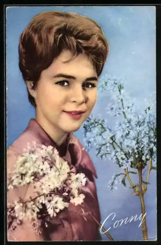 AK Musikerin Conny Froboess mit Sträuchern porträtiert