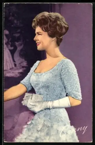 AK Musikerin Conny lächelnd in einem Kleid