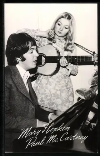 AK Musikerpaar Mary Hopkin und Paul Mc. Cartney mit Instrumenten