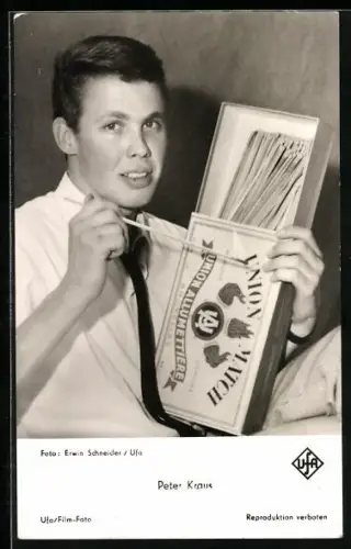 AK Musiker Peter Kraus mit grosser Streichholzschachtel