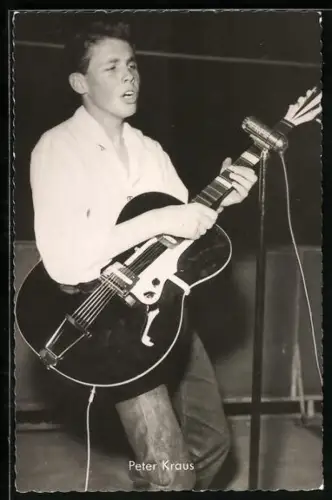 AK Musiker Peter Kraus spielt E-Gitarre