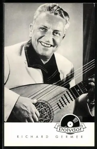 AK Musiker Richard Germer spielt Gitarre