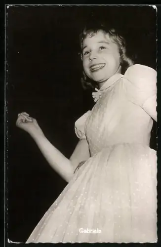 AK Musikerin Gabriele im weissen Kleid