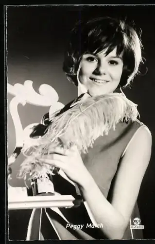 AK Musikerin Peggy March mit einer Feder