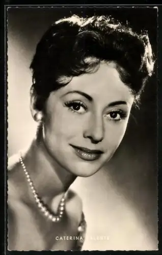 AK Musikerin Caterina Valente mit Perlenkette