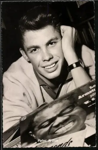 AK Musiker Peter Kraus sitzt vor Plattencovern