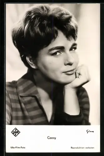 AK Musikerin Cornelia Froboess nachdenklich in die Kamera blickend