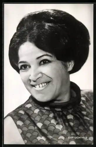 AK Musikerin Elly Lichtveld mit lächelndem Gesicht