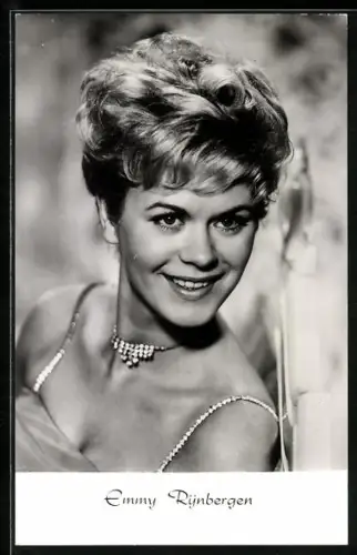 AK Musikerin Emmy Rynbergen mit lächelndem Gesicht