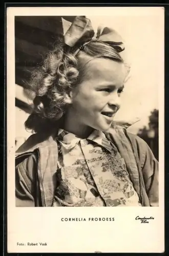AK Musikerin Cornelia Froboess mit Haarschleife