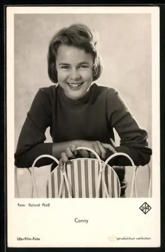 AK Musikerin Conny Froboess im dunklen Pullover