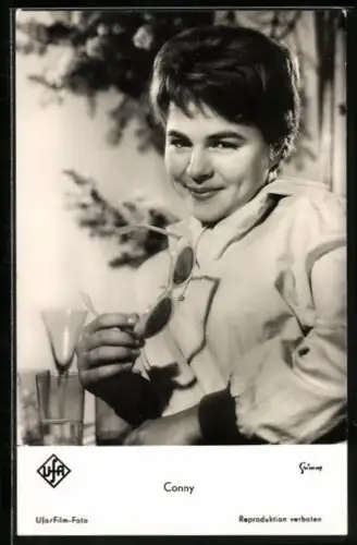 AK Musikerin Conny Froboess mit Sonnenbrille in die Kamera blickend