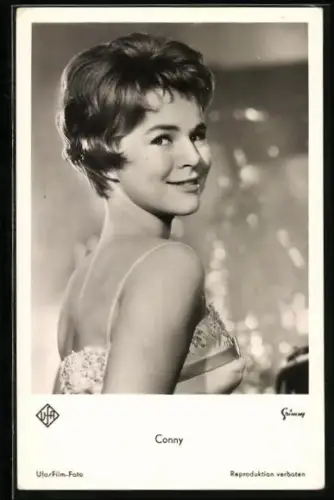 AK Musikerin Conny schaut seitlich