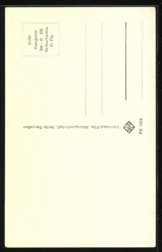 AK Musikerin Conny schaut seitlich