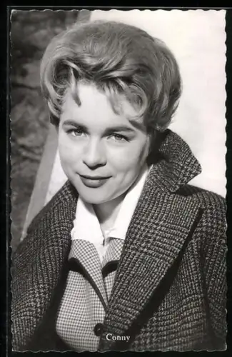 AK Musikerin Conny im karierten Mantel