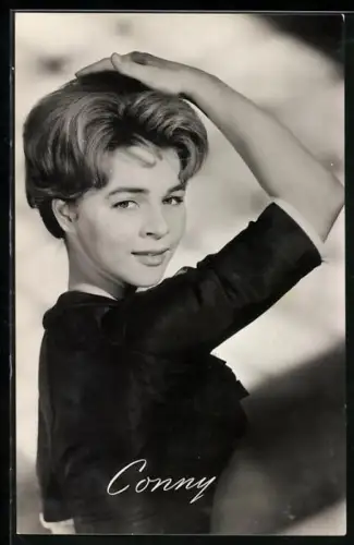 AK Musikerin Conny in schwarzen Kleid in Pose