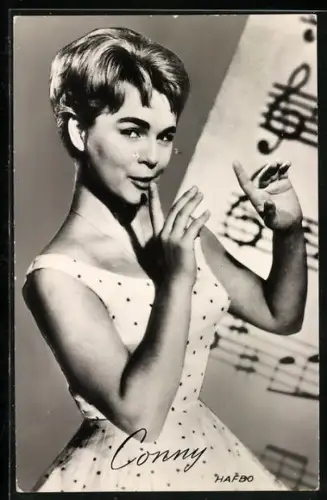 AK Musikerin Conny im gepunkteten Kleid