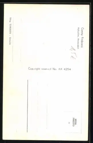 AK Musikerin Conny im gepunkteten Kleid