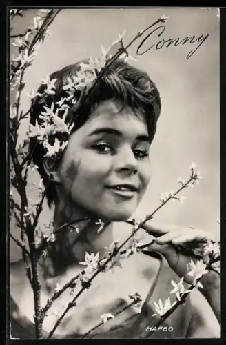 AK Musikerin Conny Froboess schaut seitlich