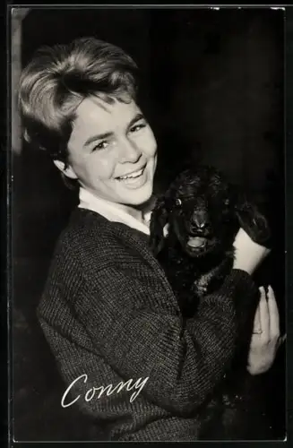 AK Musikerin Conny mit einem schwarzen Lamm