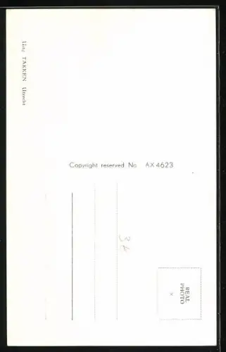 AK Musikerin Conny mit einem schwarzen Lamm