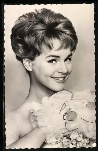 AK Musikerin Conny posiert mit weisser Spitze