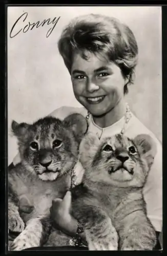 AK Musikerin Conny posiert mit Löwenbabys