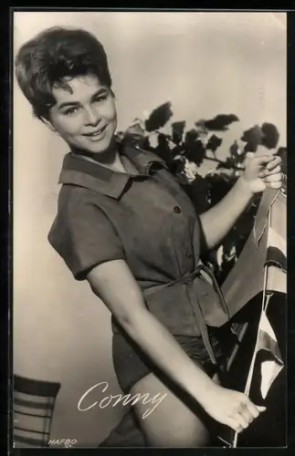 AK Musikerin Cornelia Froboess mit einer Rose in der Hand