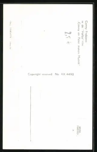 AK Musikerin Cornelia Froboess mit einer Rose in der Hand