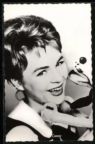 AK Musikerin Conny mit einem Stofftier