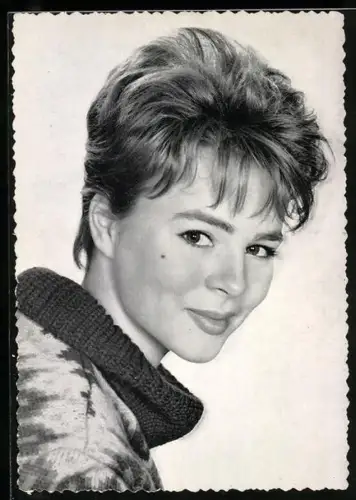 AK Musikerin Conny Froboess lächelnd in Kamera blickend