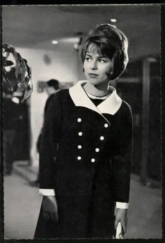 AK Musikerin Conny Froboess in dunklem Mantel