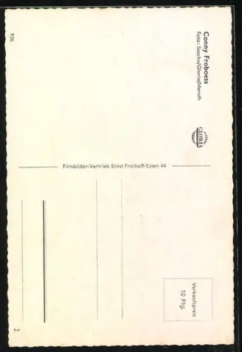 AK Musikerin Conny Froboess in dunklem Mantel