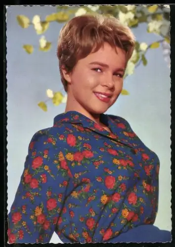 AK Musikerin Conny Froboess in geblümter blauer Bluse