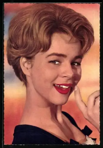 AK Musikerin Conny lächelnd im Porträt