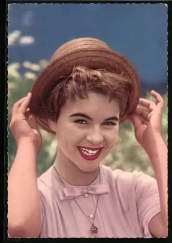 AK Musikerin Conny Froboess lächelnd mit Hut posierend