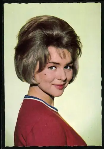 AK Musikerin Conny Froboes in die Kamera blickend