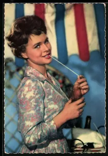 AK Musikerin Conny Froboes in geblümtem Kleid