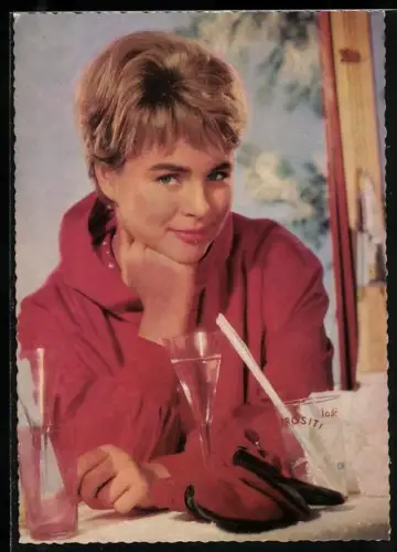 AK Musikerin Conny Froboess stützt lächelnd den Kopf in die Hand